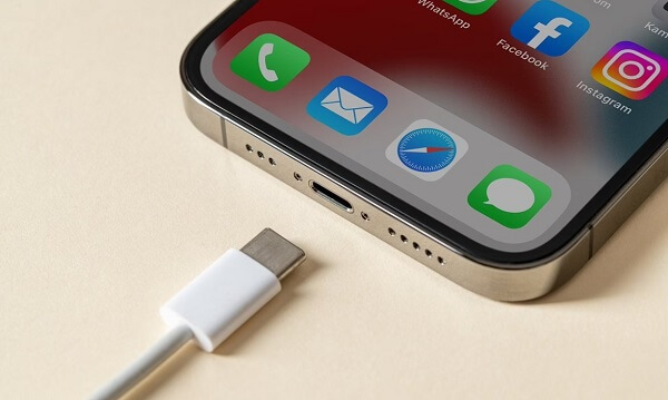 iphone 15 USB-C port