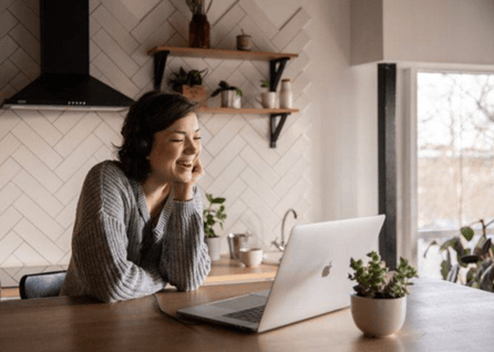 woman-using-apple-computer